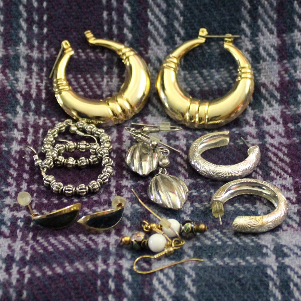 Lot of Six Pairs of Pierced Earrings Silver and Gold-tone